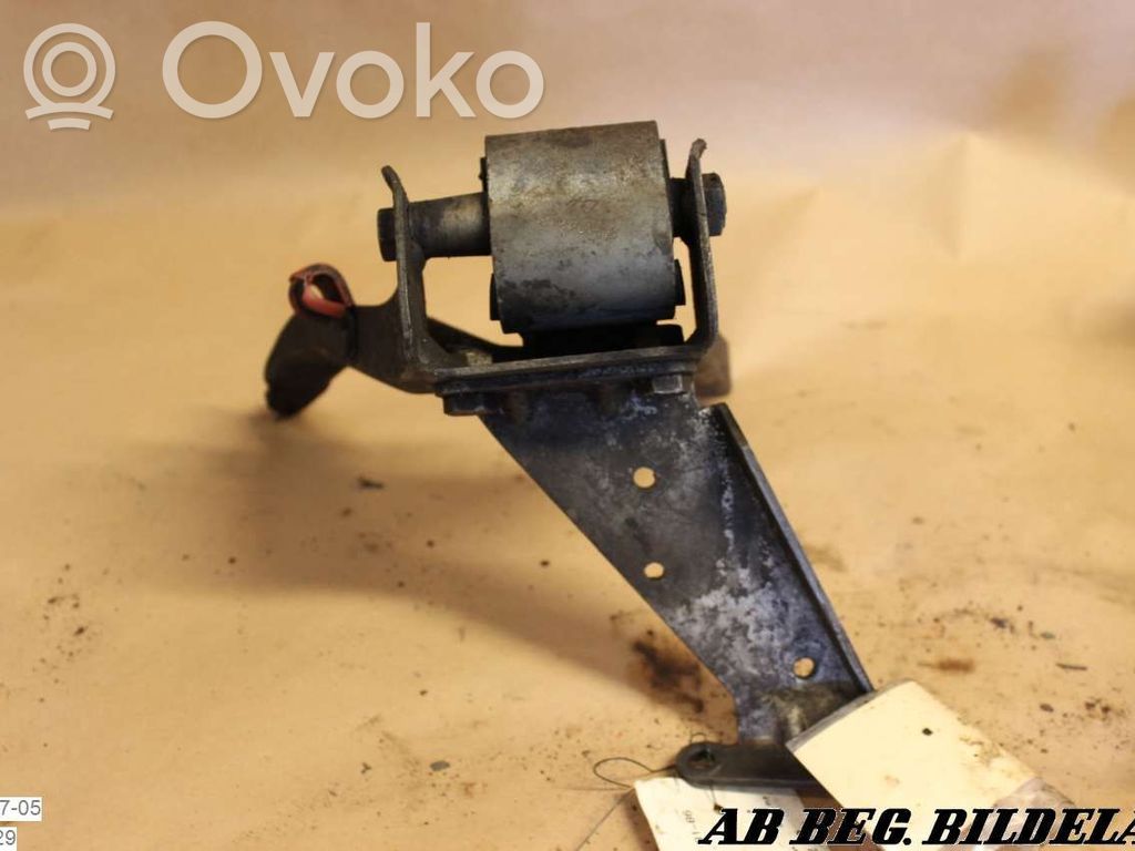 Engine mounting bracket