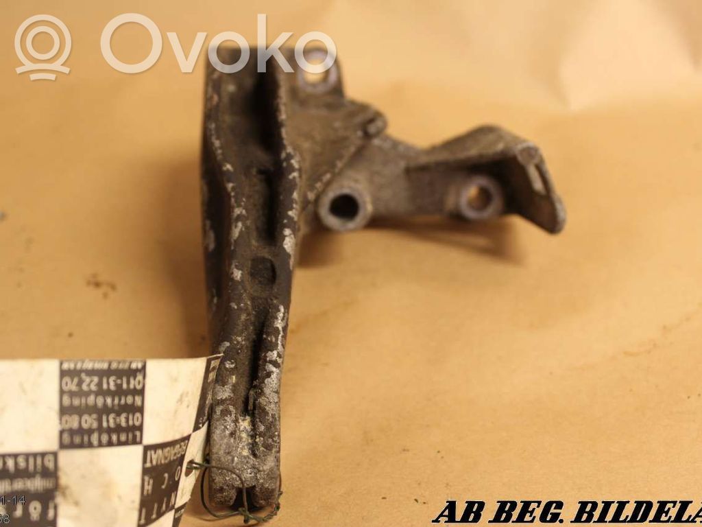 Engine mounting bracket