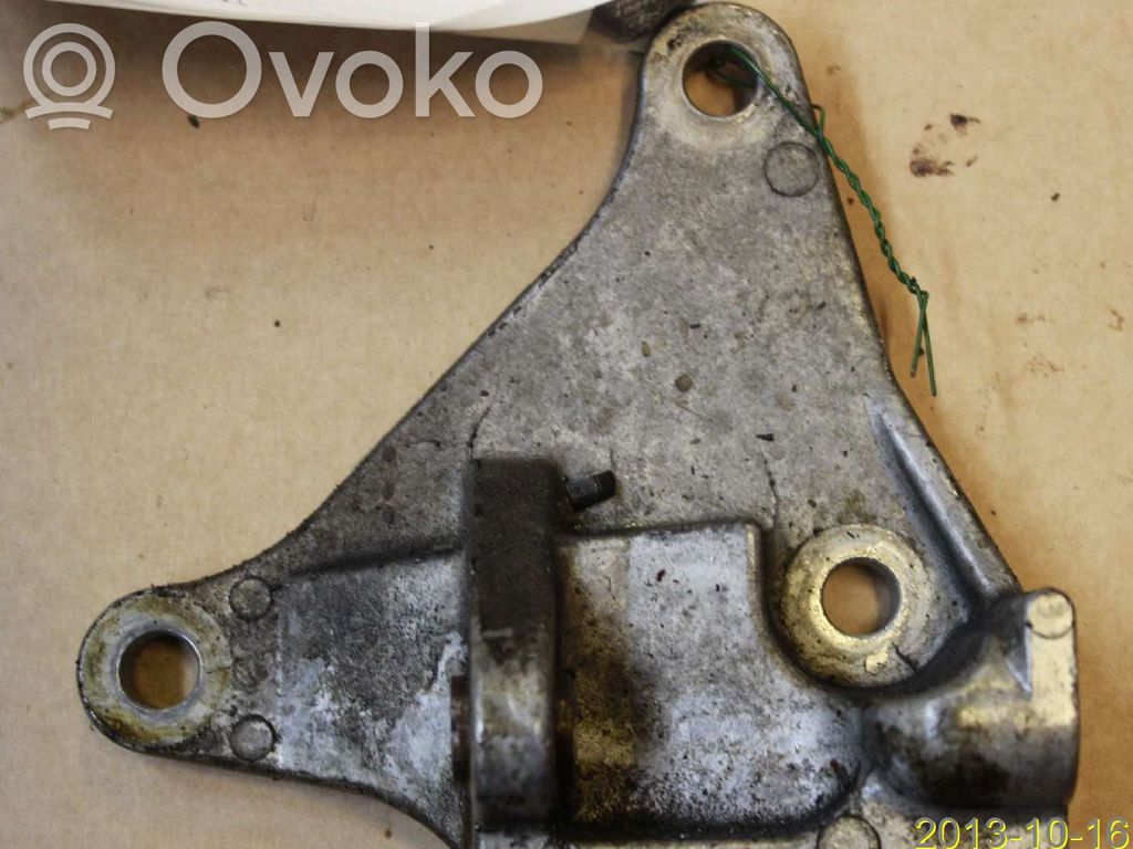 Nissan Micra Support de pompe de direction assistée 