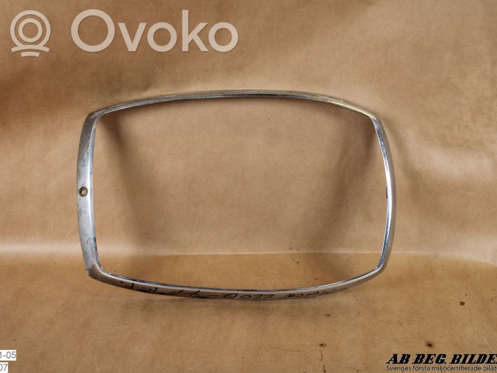 Mercedes-Benz COMPAKT W115 Under headlight/headlamp trim