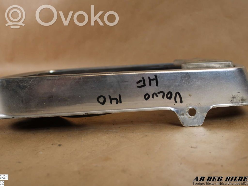 Volvo 140 Moulure sous phares