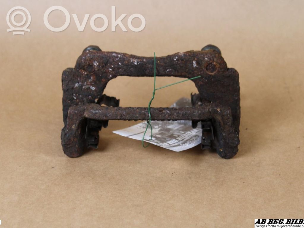 Toyota Avensis T250 Jarrusatulan tyynyn pidike takana