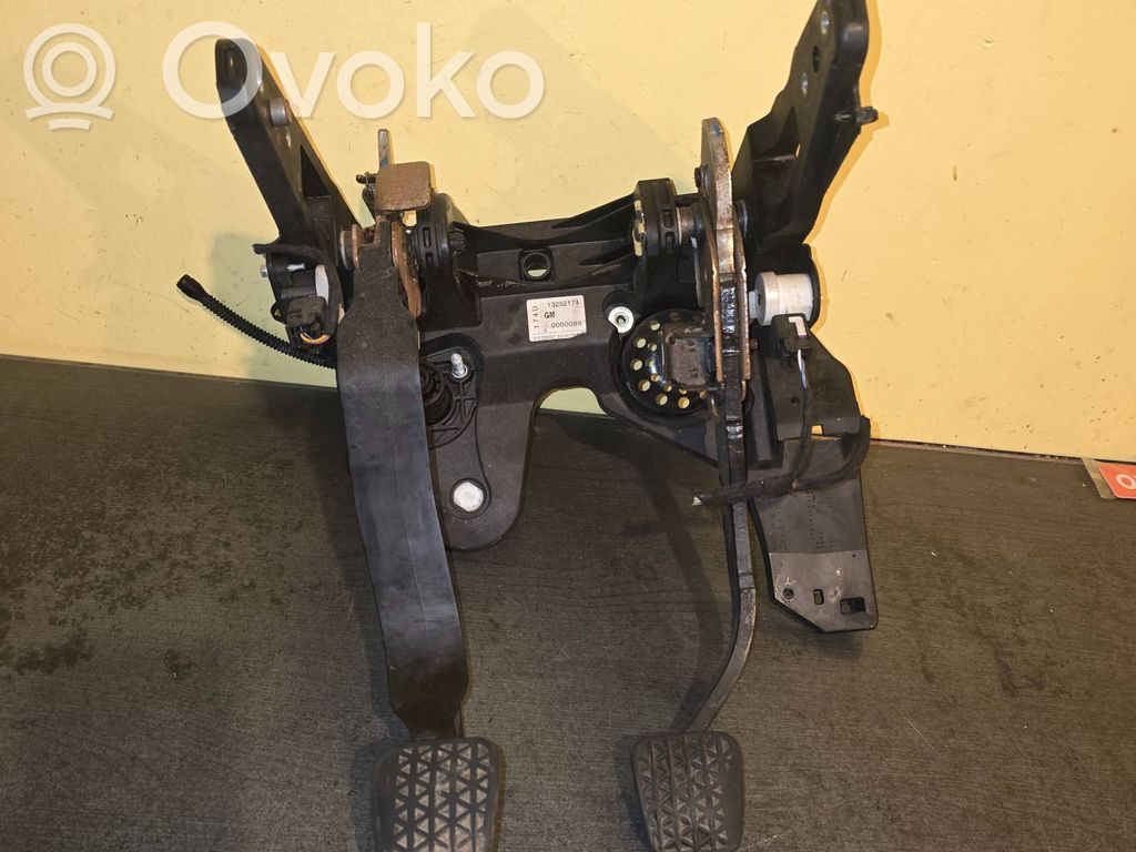 Opel Astra J Pedal assembly 