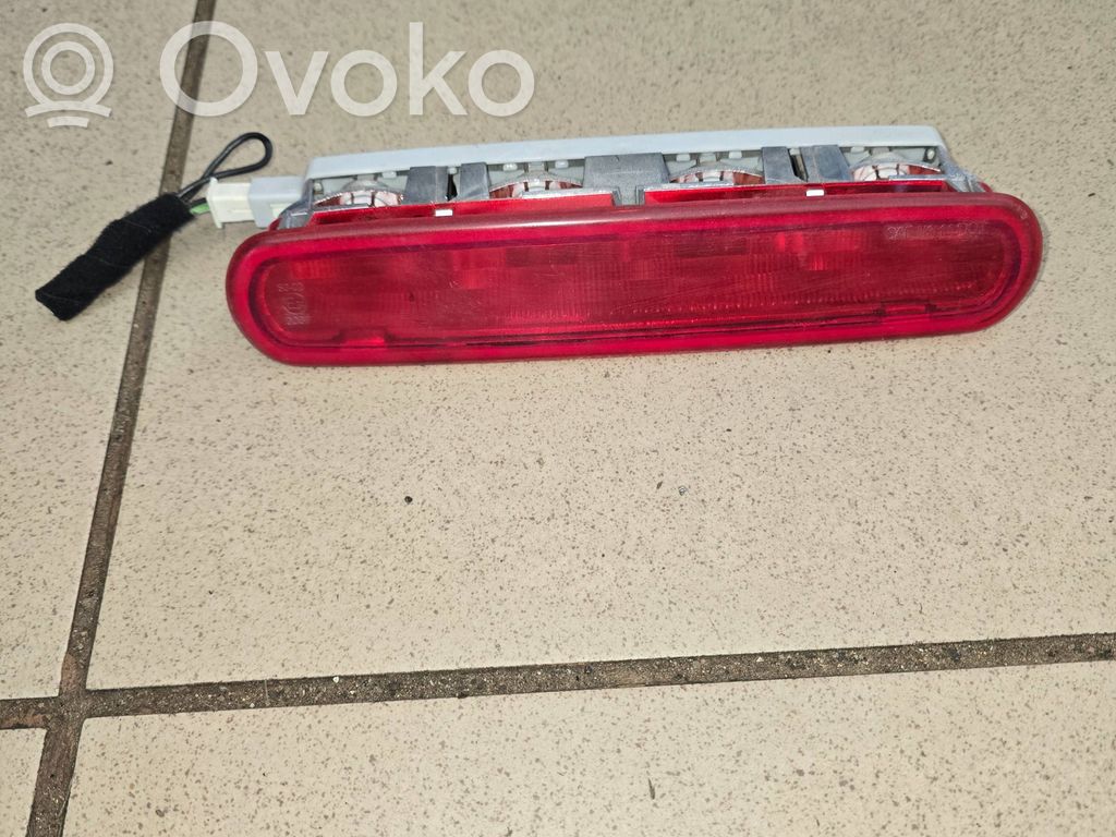 Third/center stoplight   S302,0037
