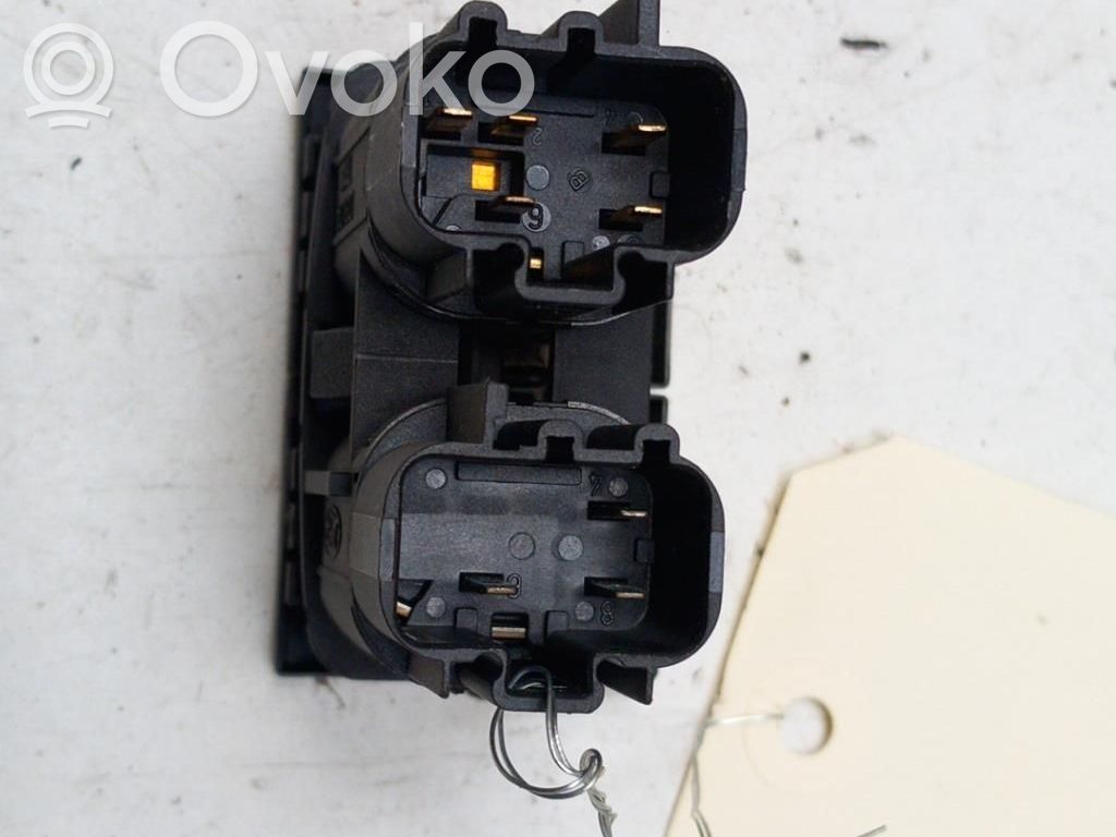Ford Mondeo Mk III Przycisk świateł awaryjnych 