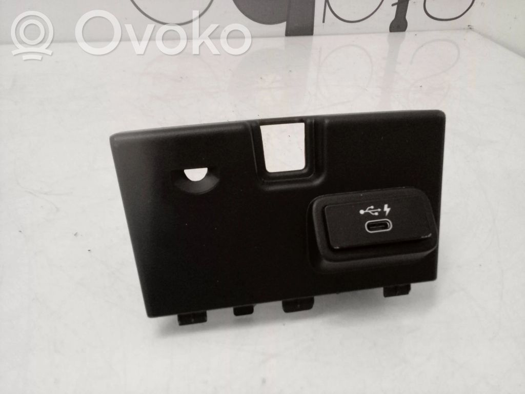 BMW 3 G20 G21 USB socket connector 