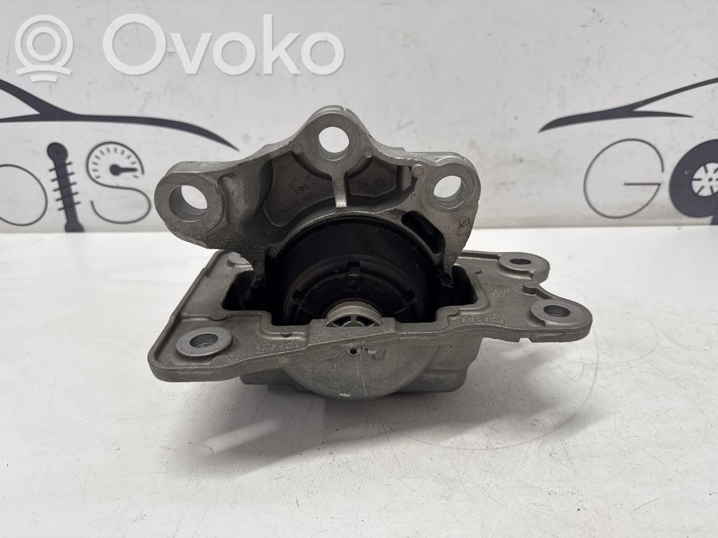 Volvo XC60 Engine mount bracket 