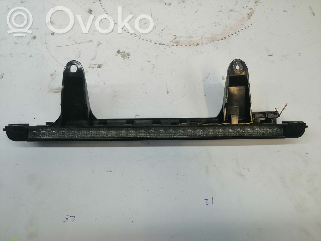 Kolmas/lisäjarruvalo   8Z0945097