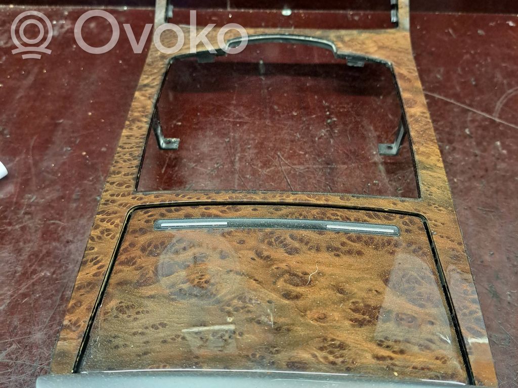 Audi A8 S8 D3 4E Peleninė panelėje 