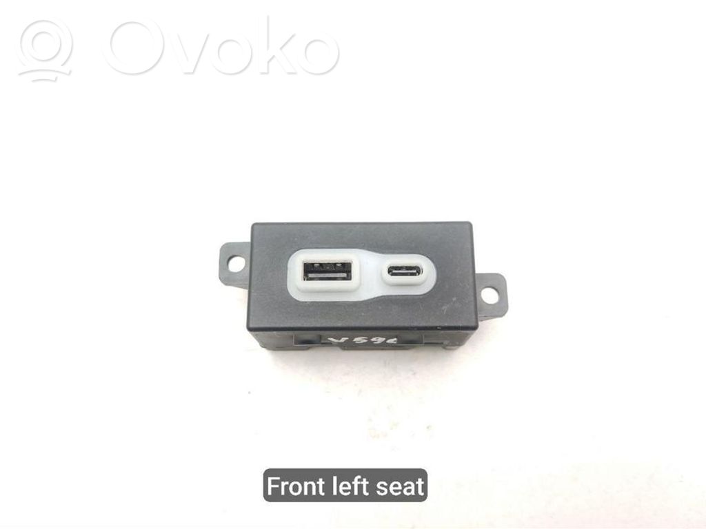 USB-pistokeliitin   68422663AC,V590