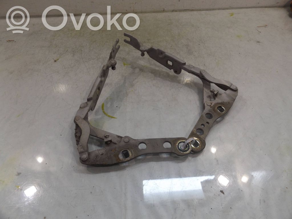 Engine bonnet/hood hinges