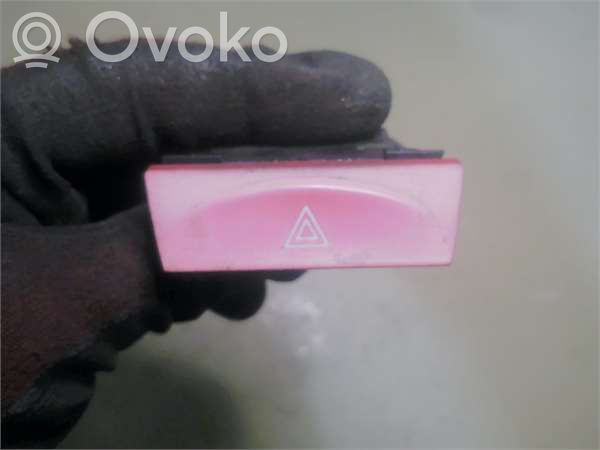 Botón interruptor de luz de peligro   B569