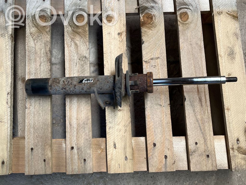 Volkswagen Golf V Priekšpusē amortizators 