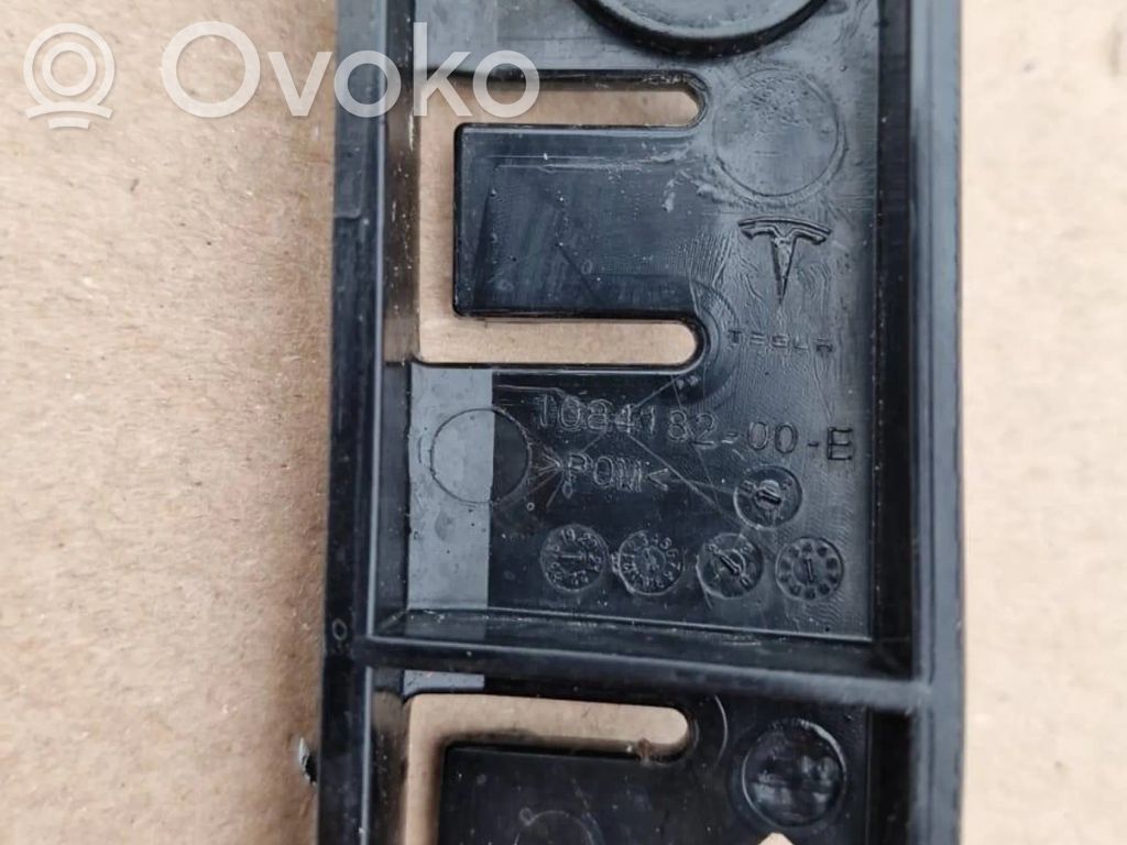 Priekšpusē bampera turētājs   108418200E