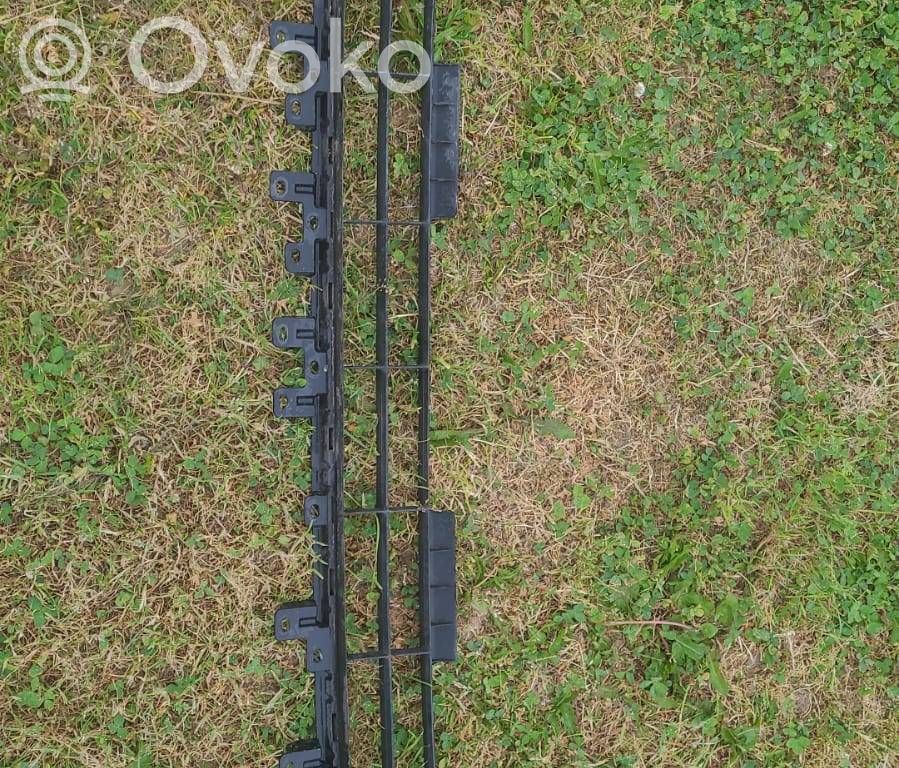 Front grill   6402A587
