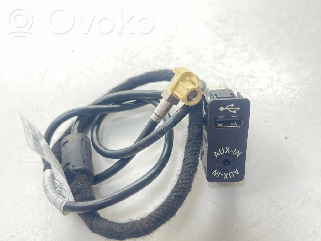 BMW 3 F30 F35 F31 Gniazdo / Złącze AUX 