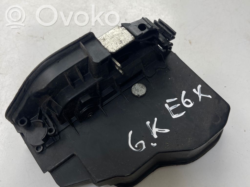 Rear door lock   7202147