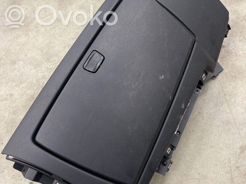 Glove box   7135696,75064014,P01011845