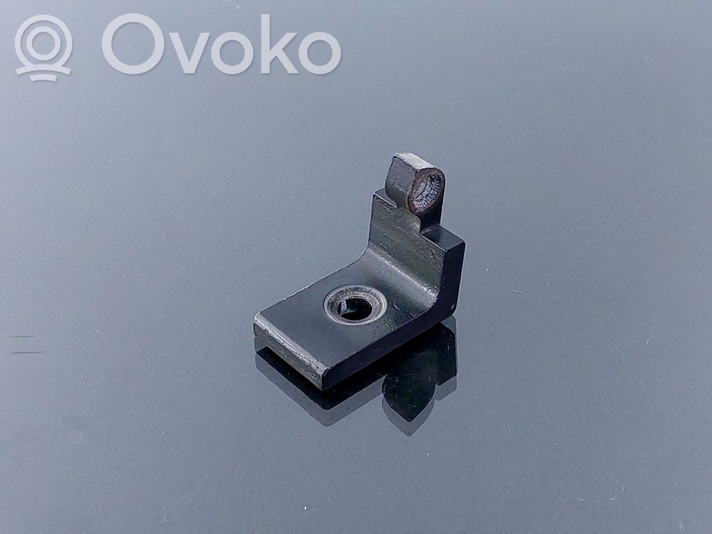 Priekšpusē augšējā vira (eņģe)   7068074,VOR