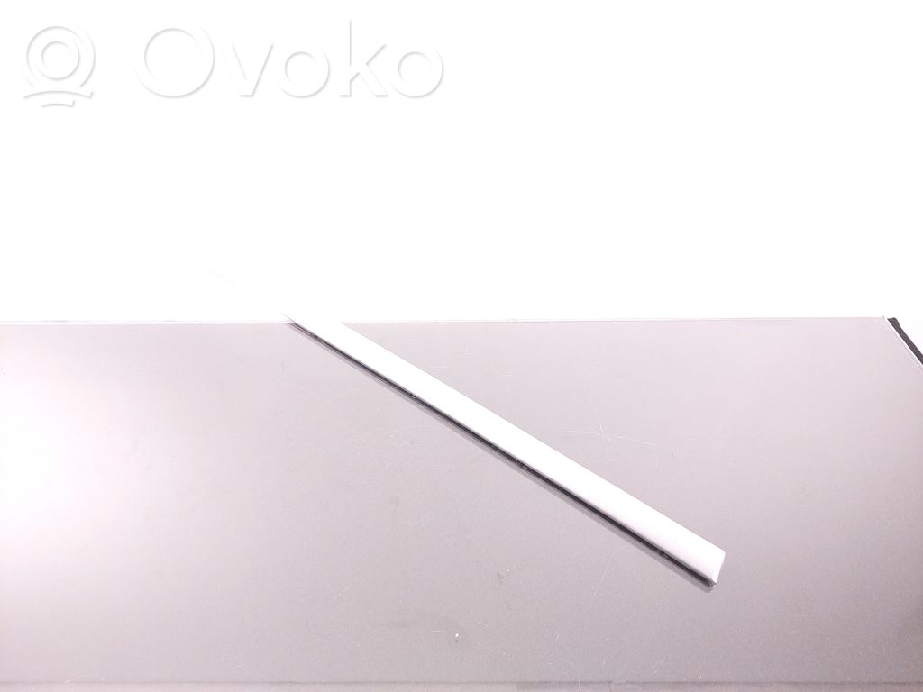 BMW 5 E39 Takaoven lista (muoto) 