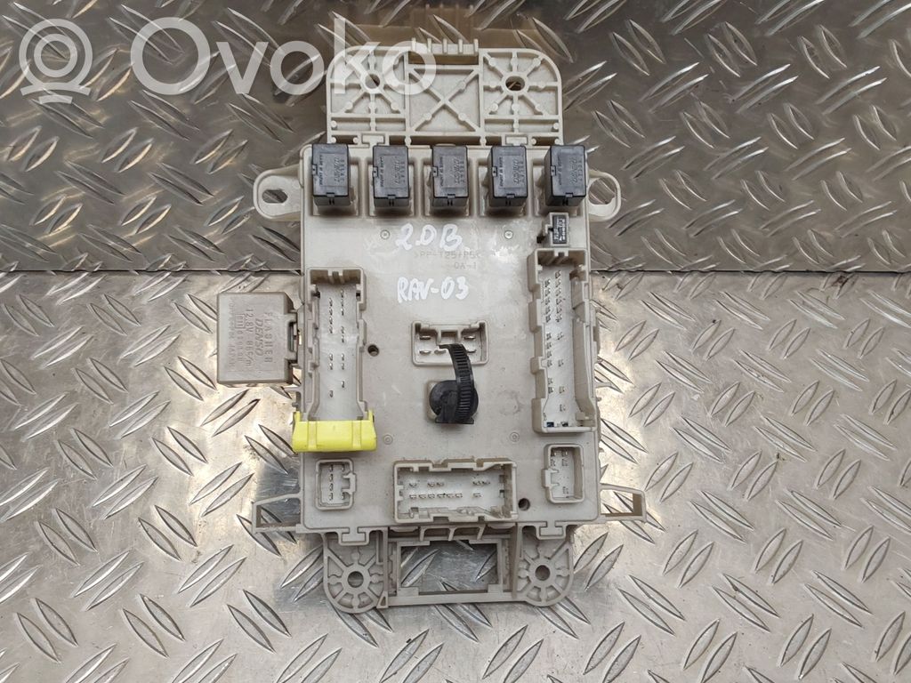 Toyota RAV 4 (XA20) Saugiklių blokas 