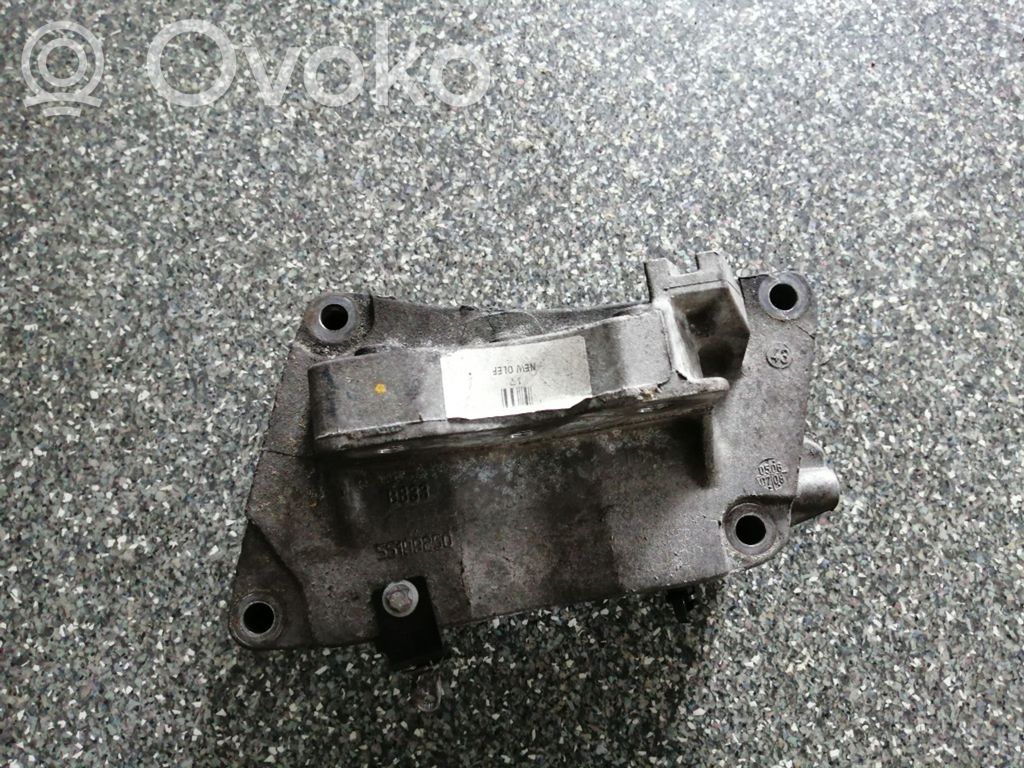 Opel Corsa D Engine mounting bracket 