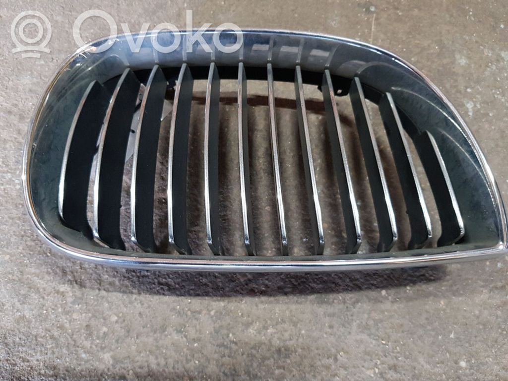 BMW 1 E81 E87 Augšējais režģis 