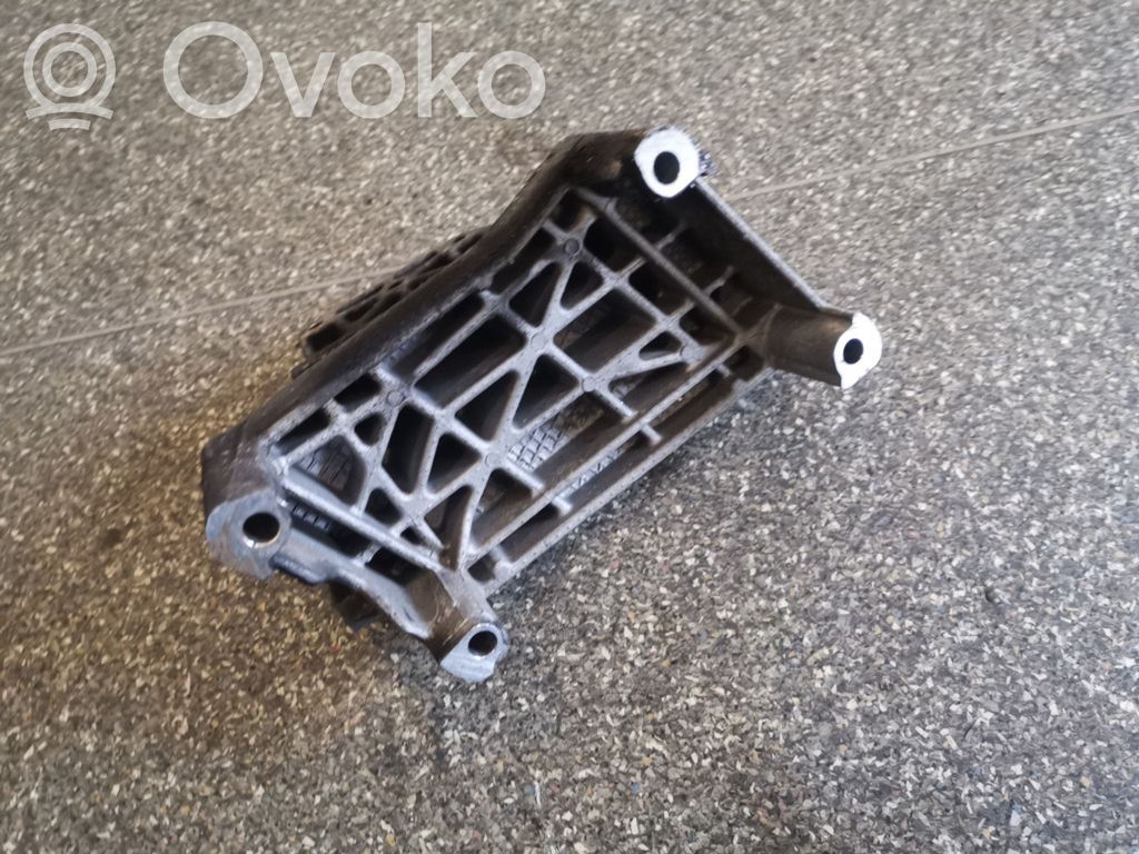 Opel Astra J Engine mounting bracket 