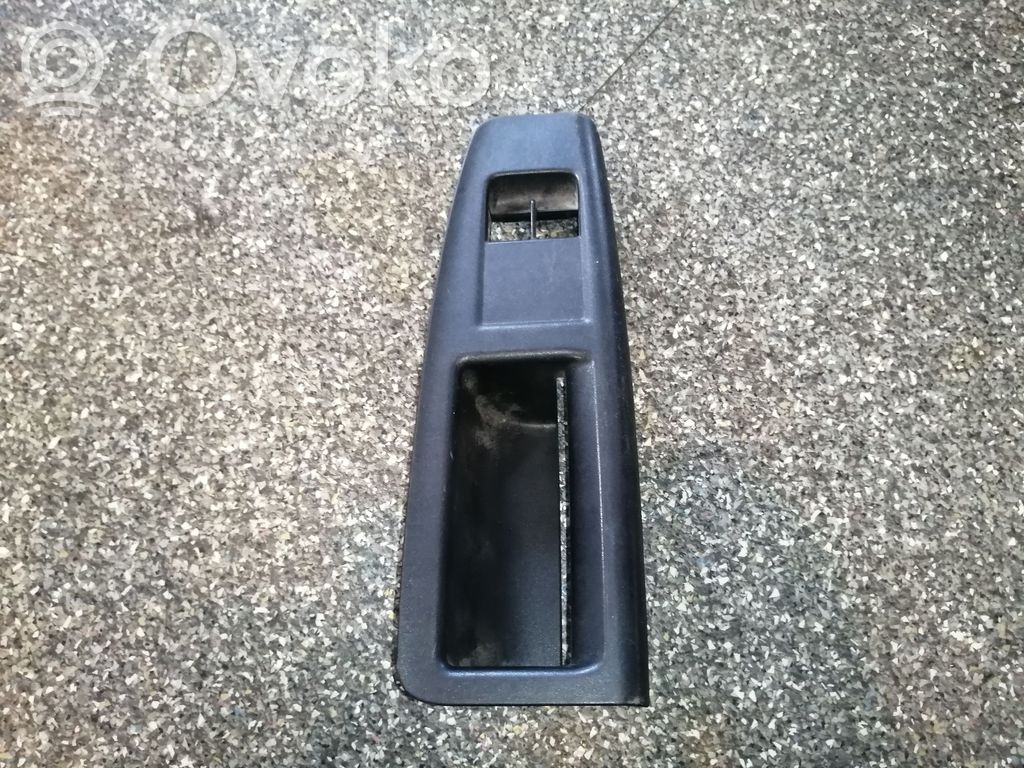 Volkswagen Polo IV 9N3 Front door window switch trim 