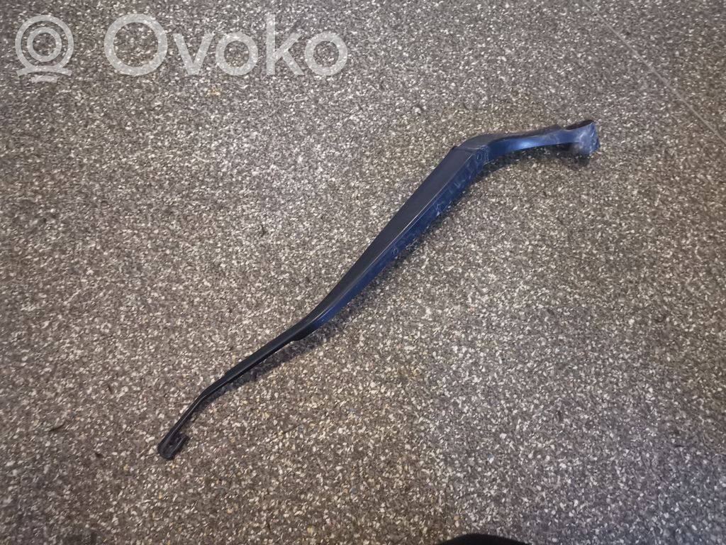 Front wiper blade arm