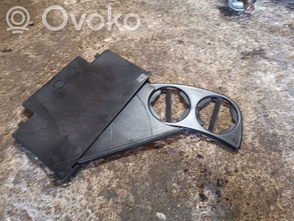 Volkswagen PASSAT B5 Uchwyt na kubek deski rozdzielczej 