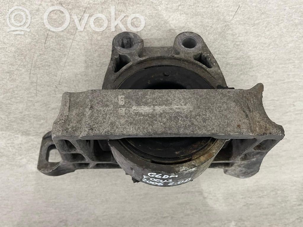 Ford Focus Engine mounting bracket 