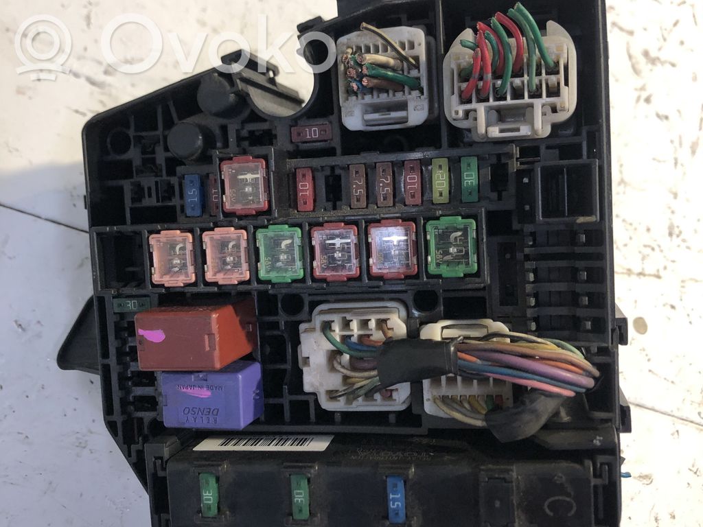 Toyota Yaris Ramka / Moduł bezpieczników 