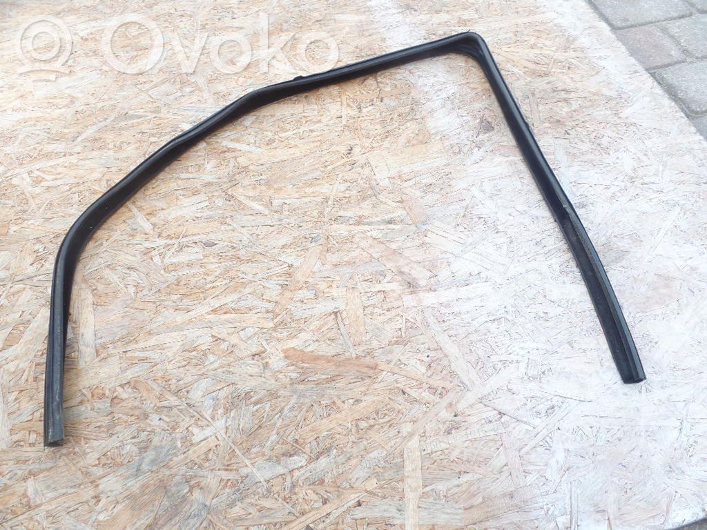 Opel Corsa D Listwa / Uszczelka szyby drzwi tylnych 