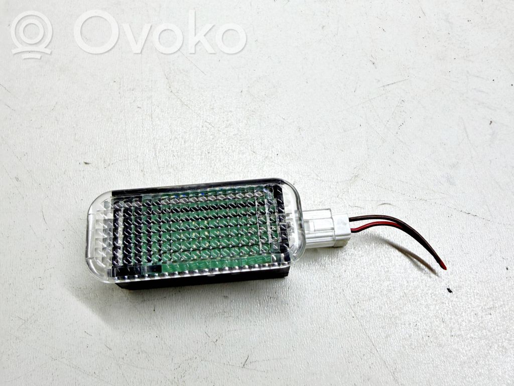 Luz interna puerta trasera   8J0947409B
