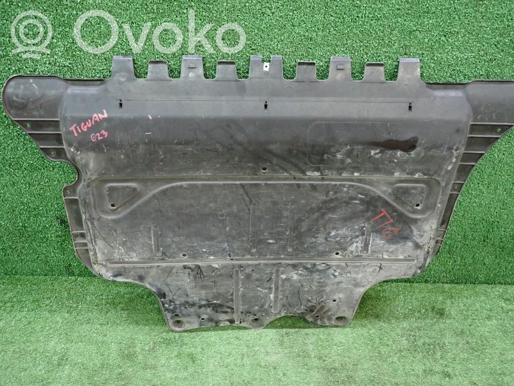 Volkswagen Tiguan Engine splash shield/under tray 