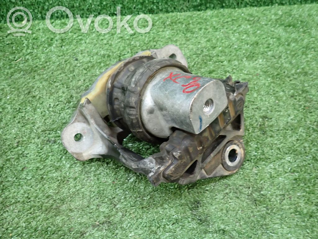 Volvo XC90 Engine mount bracket 