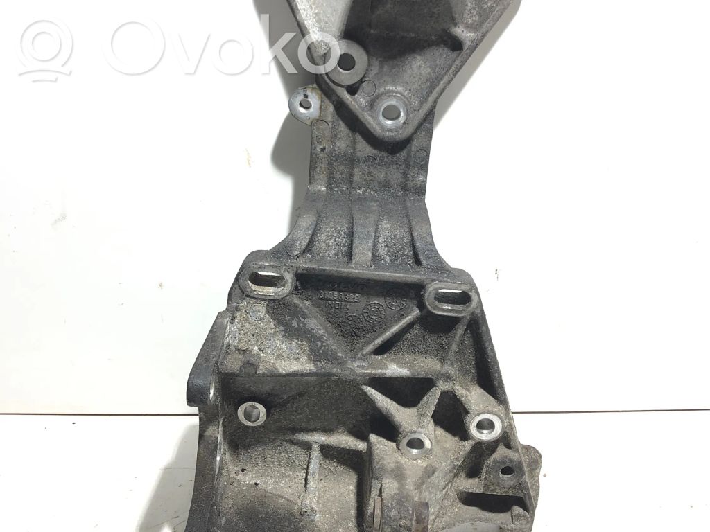 Volvo XC60 Engine mounting bracket 