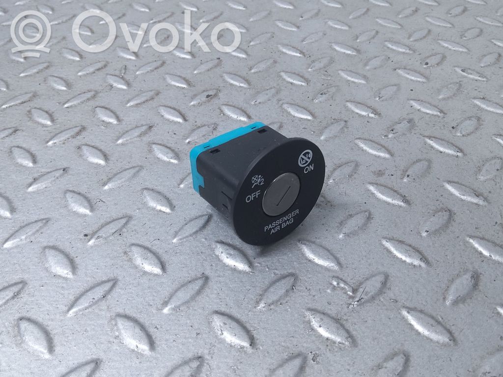 KIA Sportage Passenger airbag on/off switch 