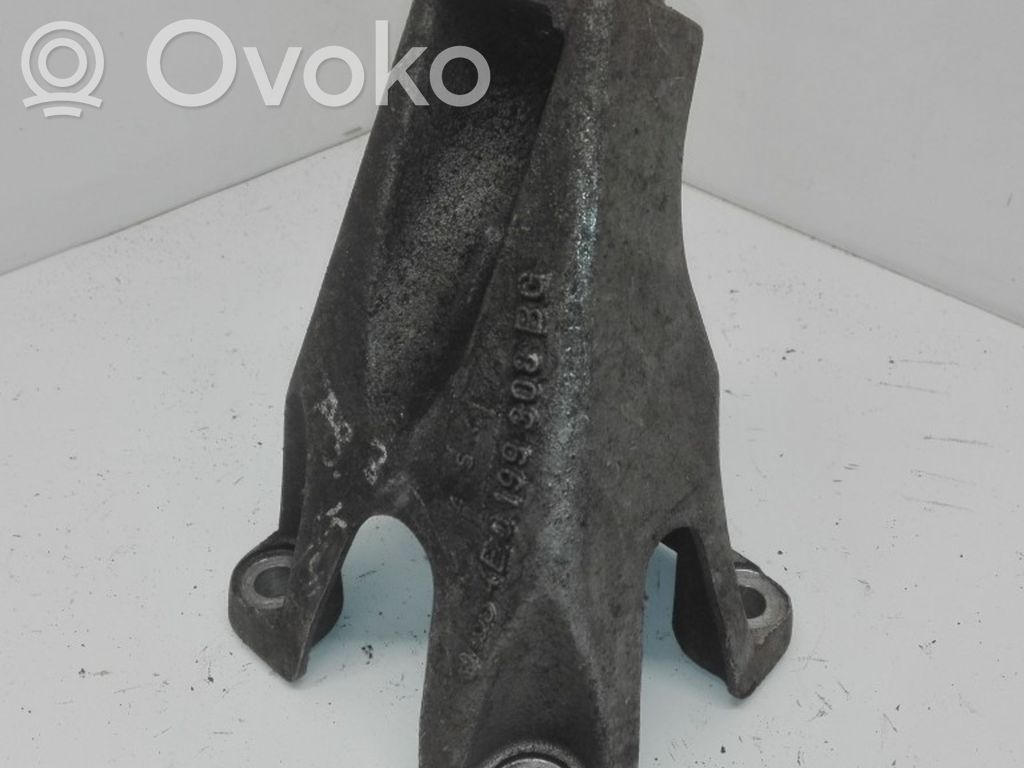 Audi A8 S8 D3 4E Engine mounting bracket 