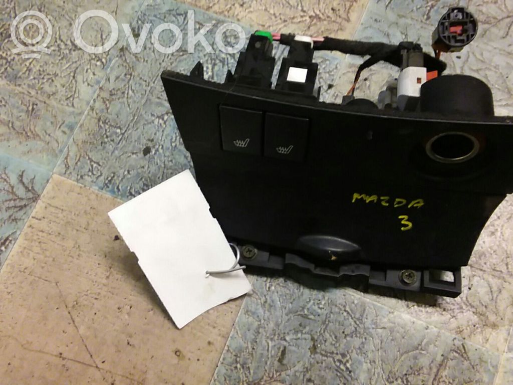 Tailgate/boot open switch button