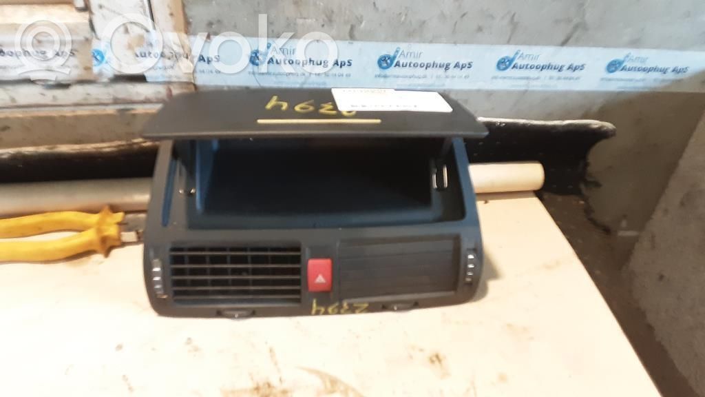 Rejilla de ventilación central del panel