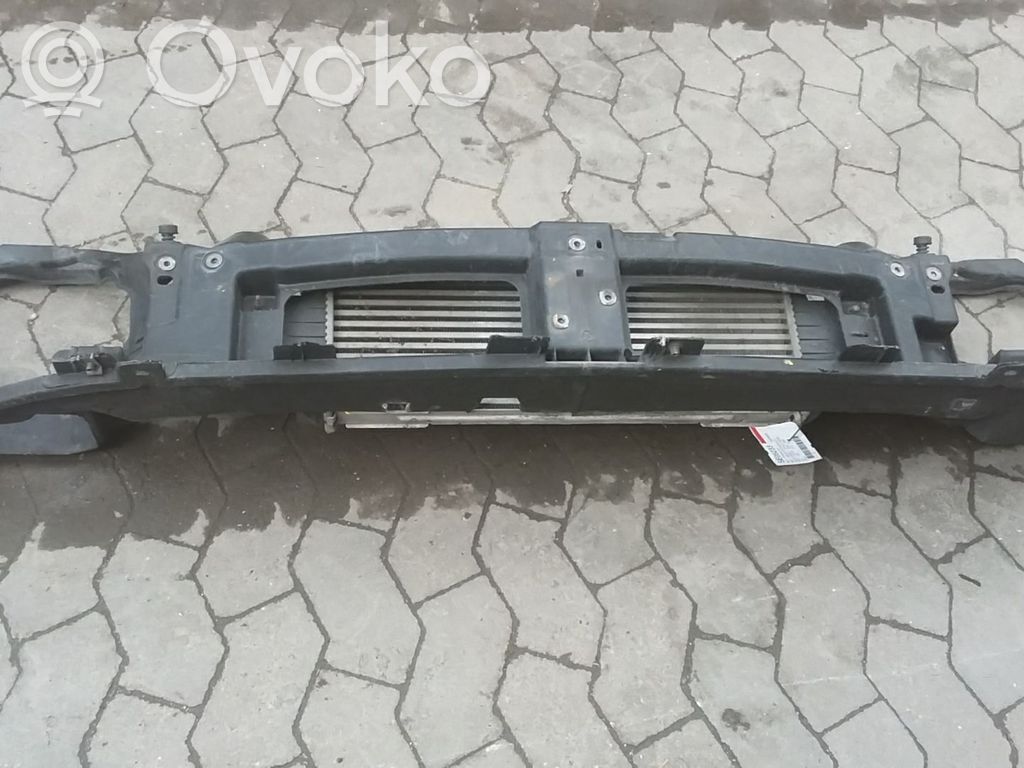 Nissan Primastar Pas przedni 