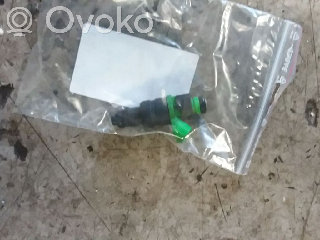 Volkswagen PASSAT B5.5 Inyector de combustible 