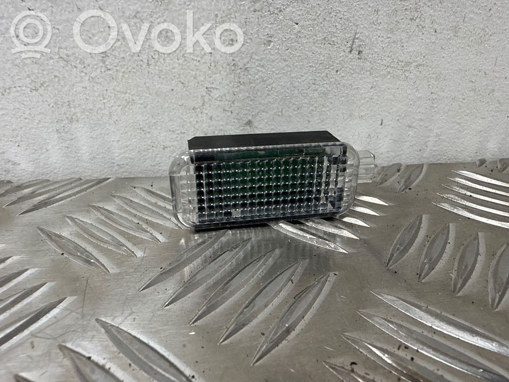 Audi A3 S3 8V Luz interna puerta trasera 