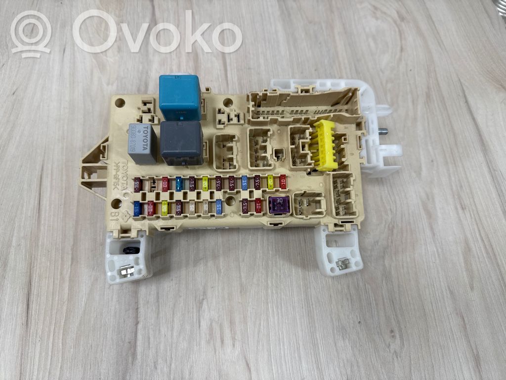Toyota Corolla Verso AR10 Drošinātāju bloks 
