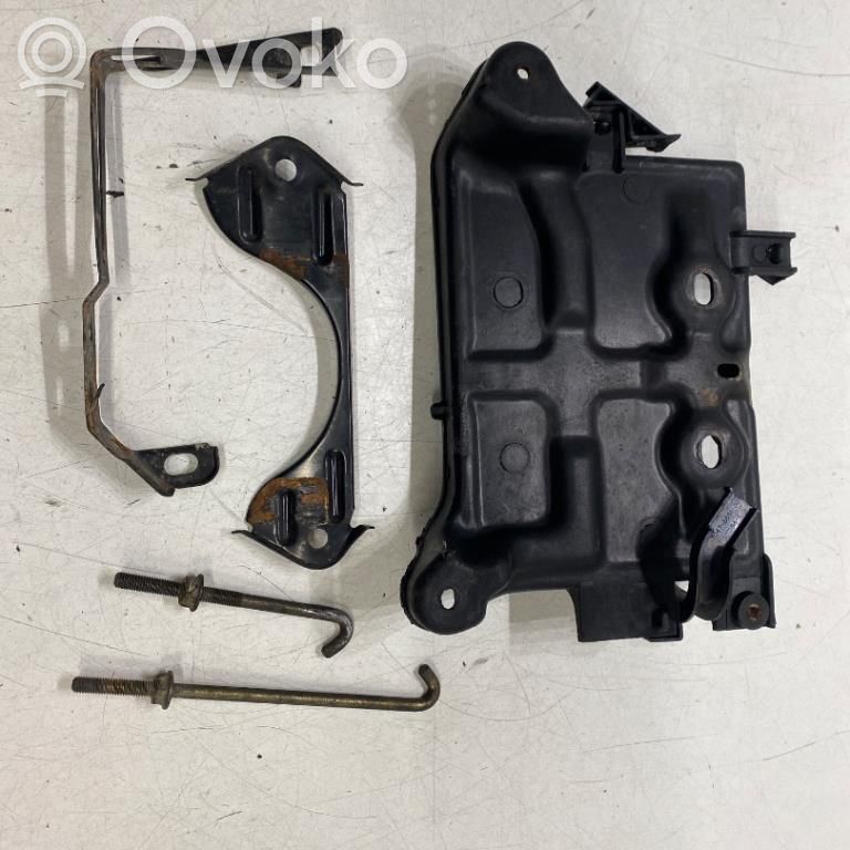 Mazda 323 Batteriehalterung 