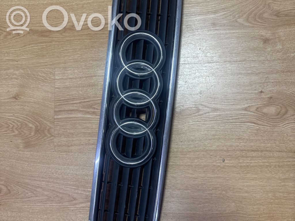 Audi A4 S4 B5 8D Etupuskurin ylempi jäähdytinsäleikkö 