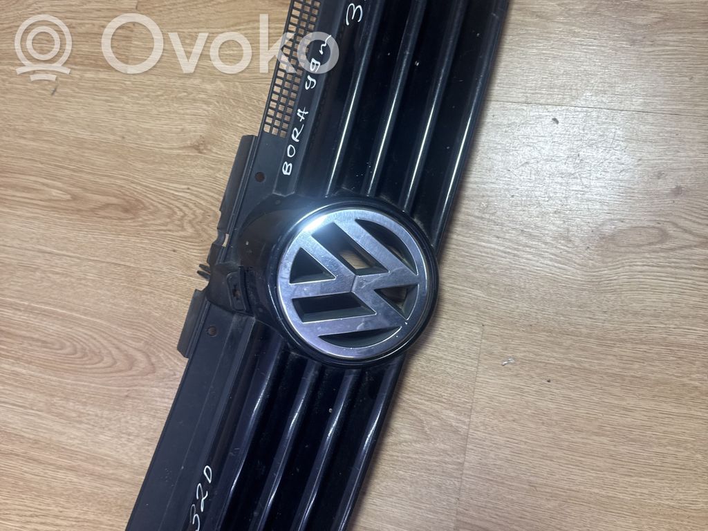 Volkswagen Bora Etupuskurin ylempi jäähdytinsäleikkö 