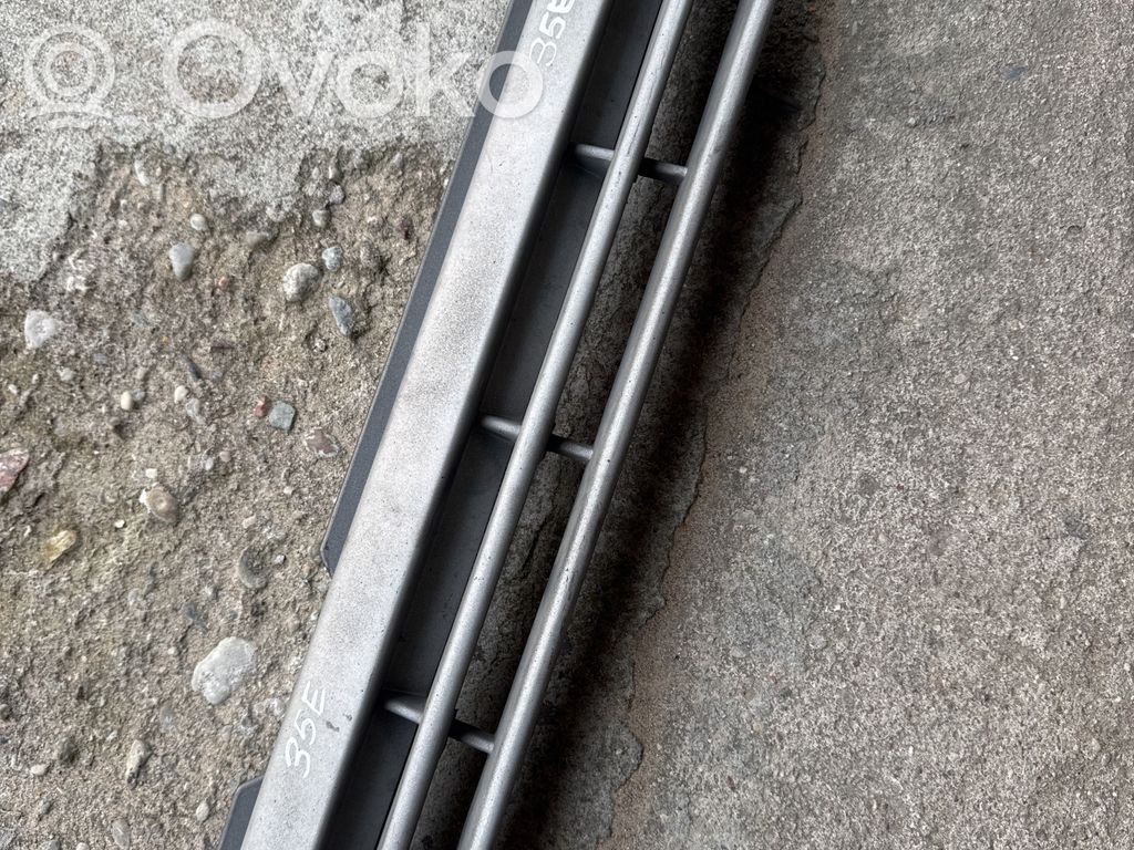 Opel Vectra A Etupuskurin ylempi jäähdytinsäleikkö 